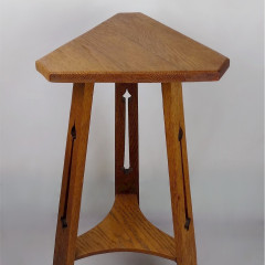Arts and crafts 3 leg tapered table in golden oak