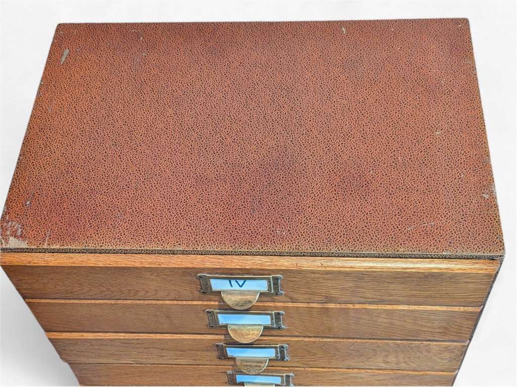 Desktop filing cabinet No 4 holds A4 paper