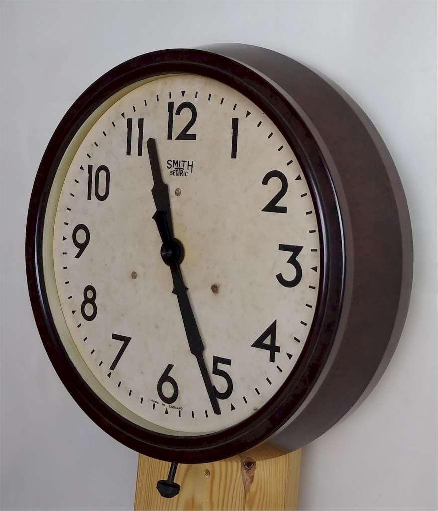 Large factory size Smiths bakelite clock