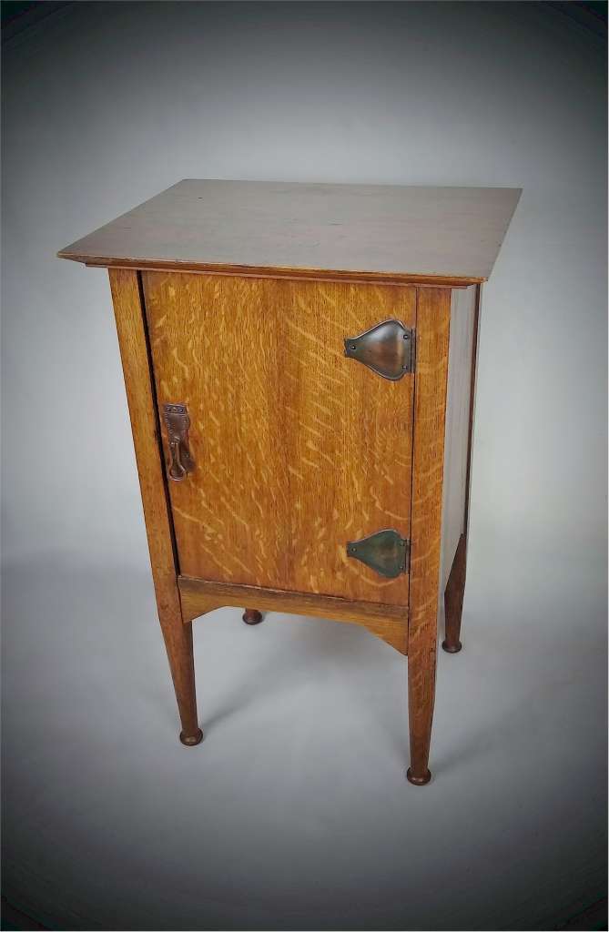 Classic arts and crafts bedside cabinet in oak