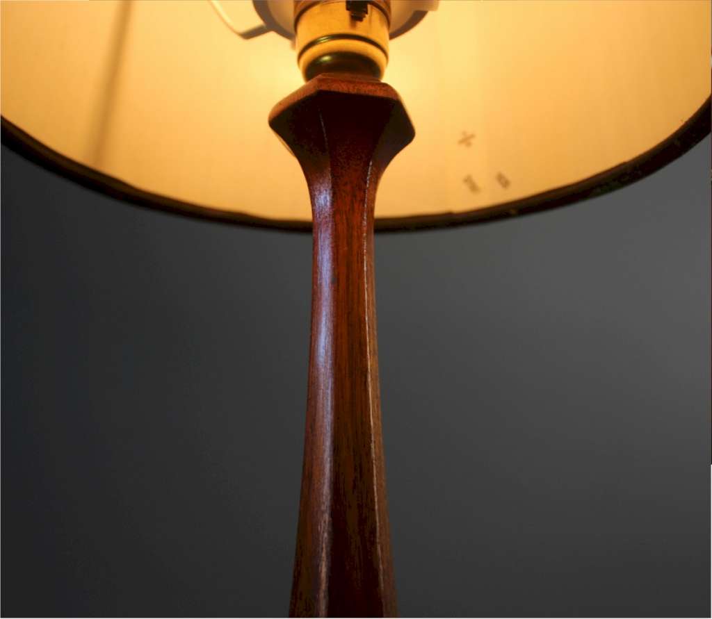 Elegant Edwardian table lamp in mahogany