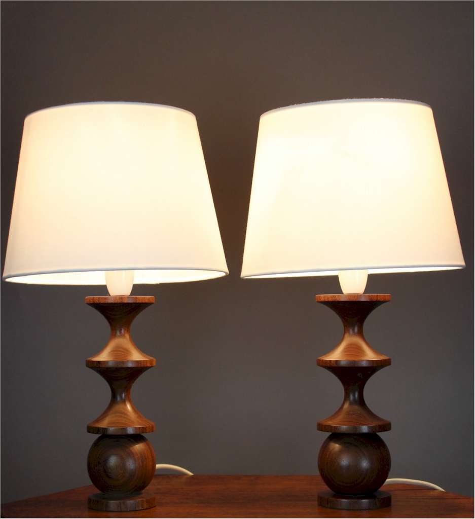 Pair of mid-century turned Rosewood tables lamps